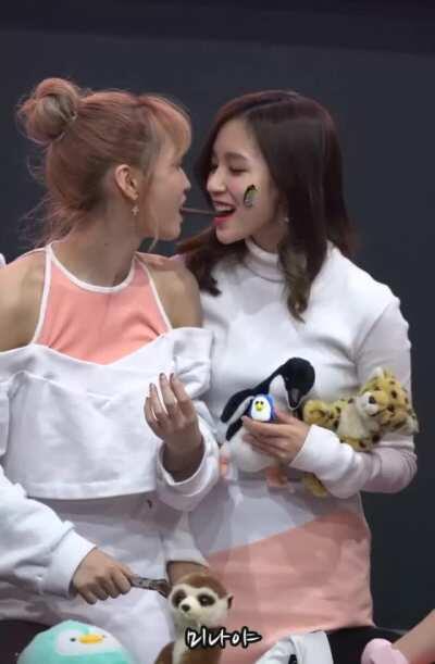 Sana almost makes Mina & Momo kiss (ft. Dahyun)