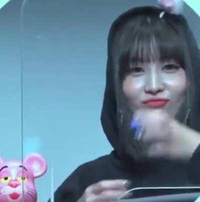 Momo playfully scolding a ONCE for being on their phone during a fansign