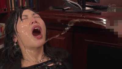 This is how every deepthroat session should be done: Piss down her throat while she least expects it. Perfect ending! 10/10