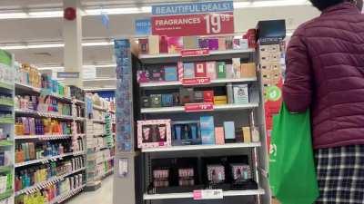 Woman Refuses to Wear a Mask and Fights Store Manager with Kung Fu. Threatens her with her own blood.