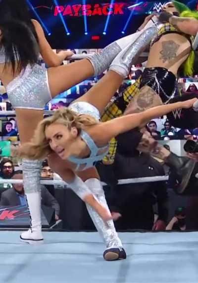 A peak down Peyton’s tights 👀