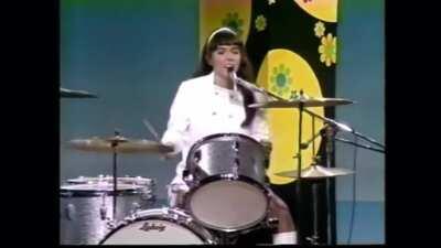 Karen Carpenter called herself a Drummer that also sang- Here she is killing it on the drums while singing live in 1968 at 18 years old.