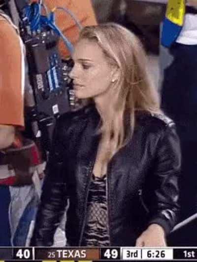 The hottest natalie Portman has ever looked blonde and her tits sitting nicely