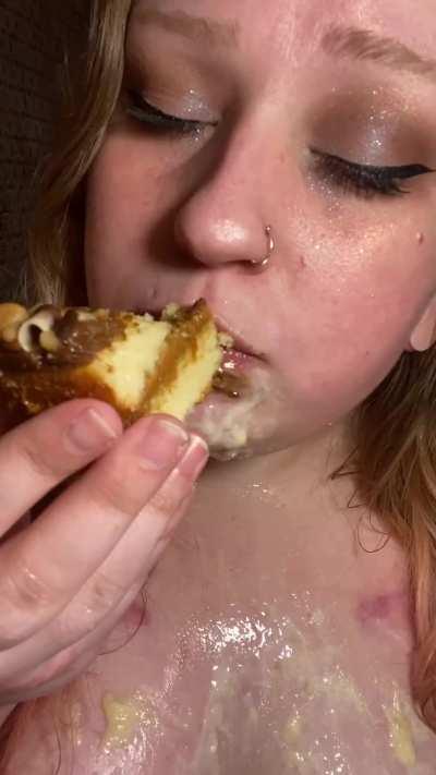 I like to play with my food 🍩🤮🍰