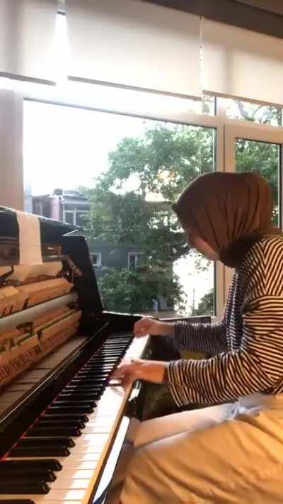 Az önce gördüğüm posta ithafen atıyorum bunu. İnsanların giyimine, düşüncelerine göre onlara önyargılı yaklaşmayı bir kenara bırakıp o kişilerin yaptıklarına göre yapın eleştirilerinizi. Demek ki 