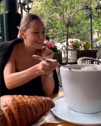 Absolute units at a cafe.