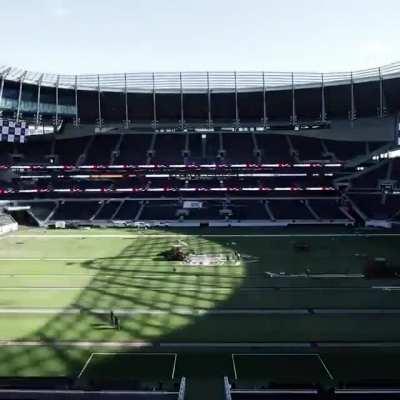 [Highlight] Tottenham Hotspur Stadium in London being converted for the NFL games. Modern stadiums and pitches are insane