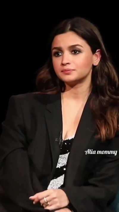 Pregnancy alia bhatt sexy face expression and milky cleavage 🤤