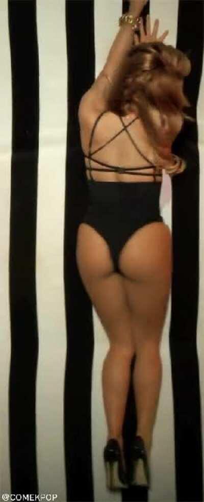 Shakira's gorgeous milf ass