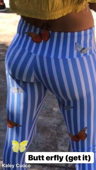 Kaley Cuoco sexy booty