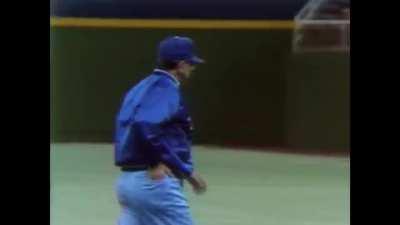 [Highlight] Lenny Randle blows an infield hit into foul territory but Amos Otis is still awarded 1st base.