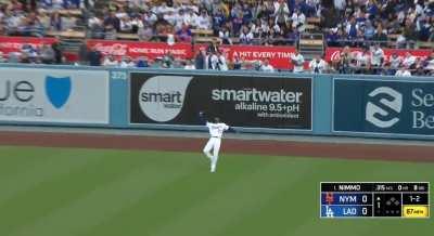 [Highlight] [Highlight] Hearing that the Dodgers might play Mookie at SS, RF Jason Heyward reminds them why they shouldn’t, immediately making an error