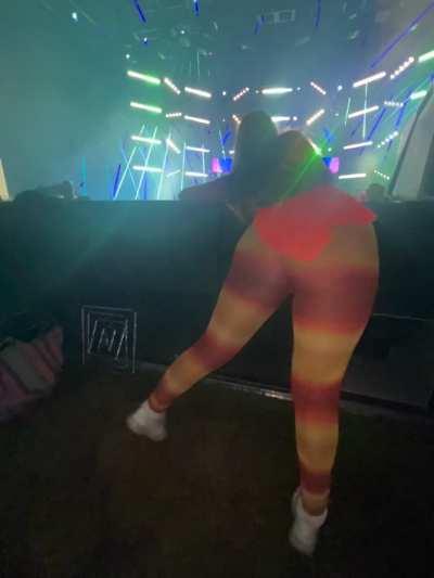 Just groovin in the front 🍑🍑