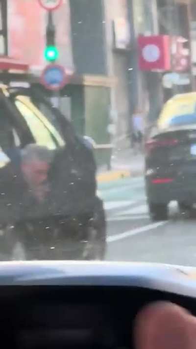 vomita con el auto andando 🤦🏽‍♂️