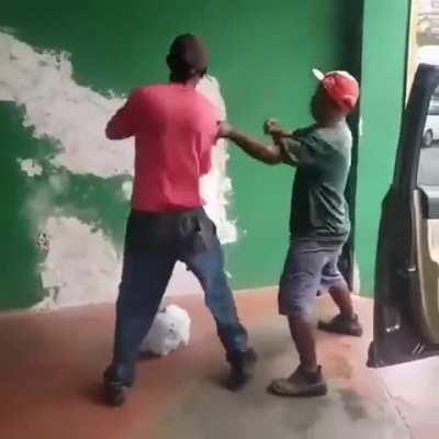 Explicar pra um gringo q parte de ser brasileiro é isso aqui é impossível 