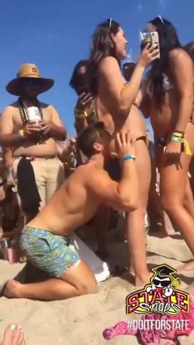 Eating her ass in a crowded public beach...crazy dude 🤣