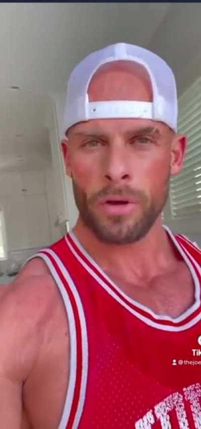 Girl labels random guy at gym a pervert, he wasn’t even paying her no mind