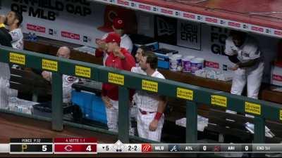 [Highlight] Joey Votto ties the game with his second HR of the night!