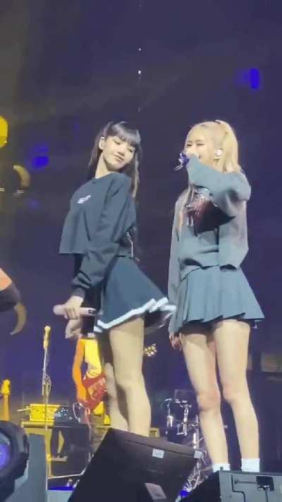 Look how lisa bite her lip tho