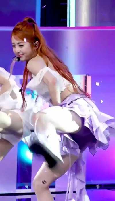 Le Sserafim - Yunjin 