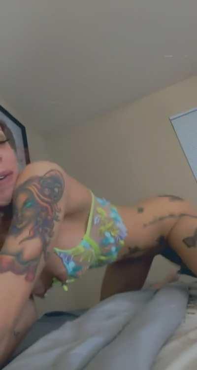 Love how she shakes it 🍑