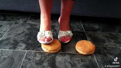 Burger crushing 