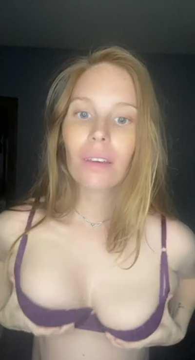 Just a horny redhead milf who wants you to cum play with me. Link in the comments😇💋