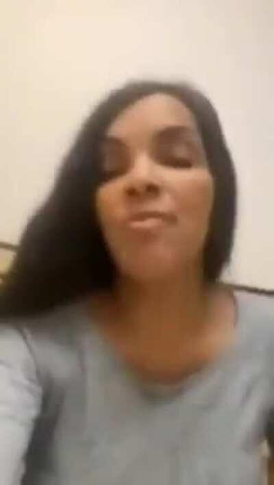 Em recente publica&ccedil;&atilde;o em uma das suas redes sociais, a Deputada Flordelis amea&ccedil;a pessoas que a chamam de "assassina". A Deputada &eacute; uma das principais suspeitas no envolvimento da morte de seu ex-marido o Pastor Anderson do Carmo.