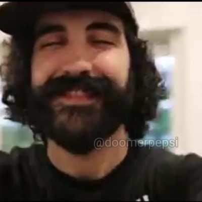 La orda de maricones girando con un simio no voy a mentir se le ven bien giratorios