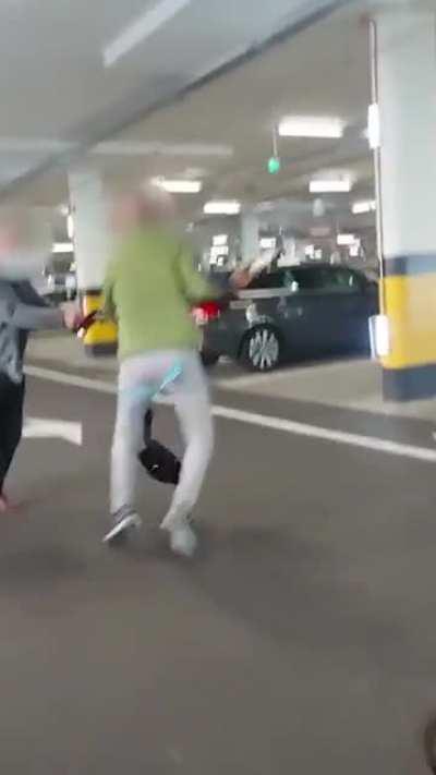 Dois homens envolvem-se em luta com machado de cozinha e garrafa de azeite em estacionamento de supermercado