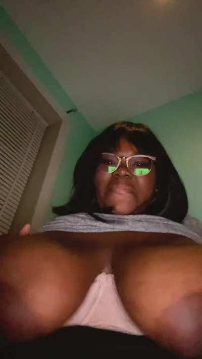 21 • Shy and have macromastia😅 (boobs abnormally large) Help me break out of my shell!!✨