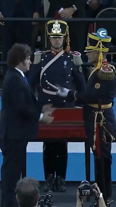 Milei entregó el Sable Corvo del general José de San Martín al Regimiento de Granaderos a Caballo