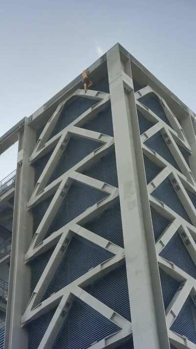Man climbing the Leadenhall building in London. Nothing but chalk on his hands and dream. Wait till the end to see the height!