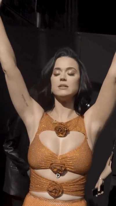 Katy Perry is such a hot milf