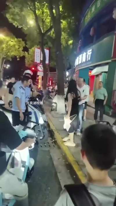 9月3日，浙江温州。美女内裤从楼上掉落在男子头上，下来捡的时候被男子拉住不让走并报警……当地网友：温州人很忌讳这个，多多少少要封个红包才能消灾免难……其他网友：给你一次当西门庆的机会，你却偏要当武松…