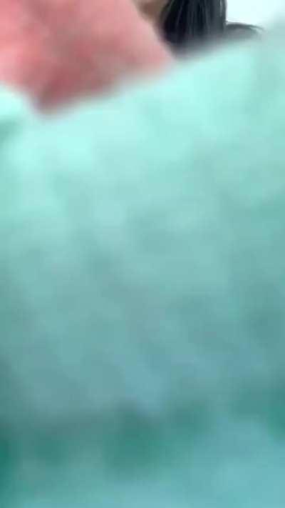 luna.bacerra takes her shoes off and scrunches