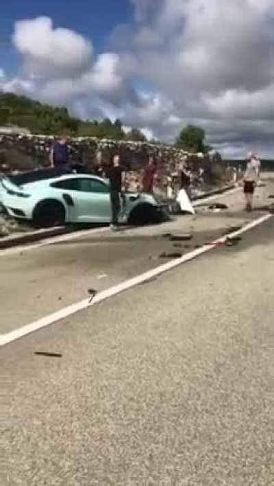 Sudar Porsche-a i cisterne na otoku Cresu [svi su živi]