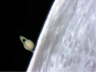 Imagem incrível de Saturno subindo por trás da Lua capturada pelo astrônomo Jan Koet em 2009.