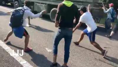 Migrantes golpean a Elemento de la GN