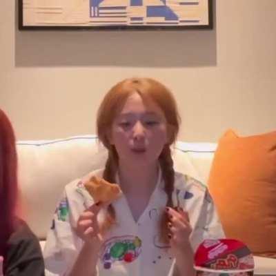 Seulgi eating 