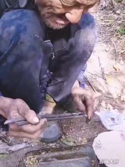 老人家社会主义天堂生活久了,大鱼大肉吃烦了、奢侈大牌穿腻了,主动忆苦思甜去体验蔡英文治下台湾沦陷区同胞的苦难生活