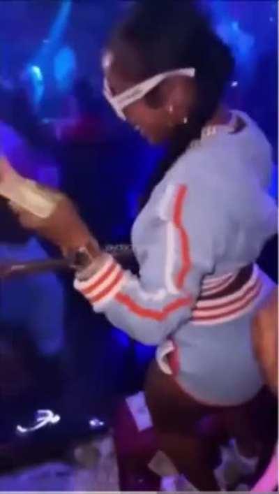 Dis Thot doin wat she do Best … Iz poppn that coochie!