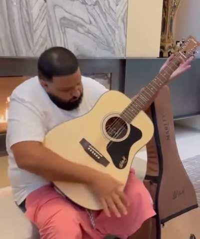 Dj Khaled playing bob marleys guitar