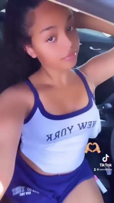 she looks good naturally 😍