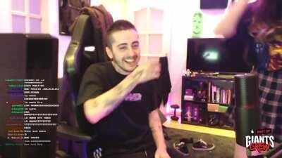 Niño autista se sobrepasa con su cuidadora