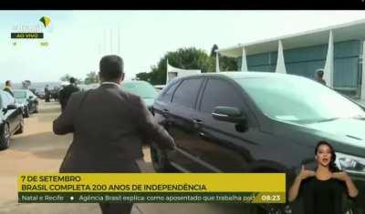 E a Tv Brasil que Flagrou Jair e Micheque discutindo antes do desfile, um segurança percebeu e foi logo censurar, colocando a mão na câmera