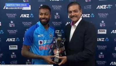 Mil baithenge teen yaar, Hardik , Ravi aur Sterling Reserve