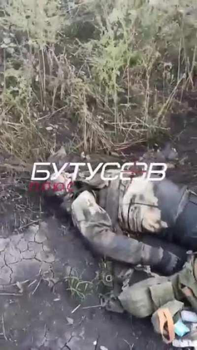 Ua pov: Damaged Russian BTR and a dead serviceman shown in Izum Region. Ukrainian soldier says he was left behind by Russian troops.