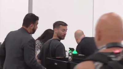 A cara de terror que ele faz kkkkkkkkkkkkkkkkkkkk