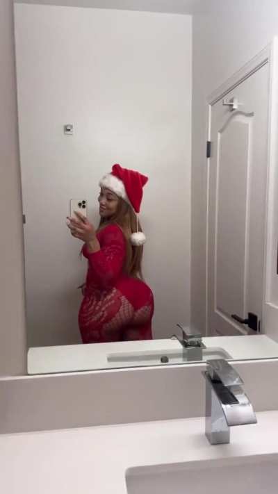 The infamous one cheek twerk 😮‍💨🍑